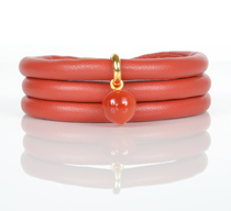 Orange rød læderarmbånd med rød Onyx charms. Match serien.